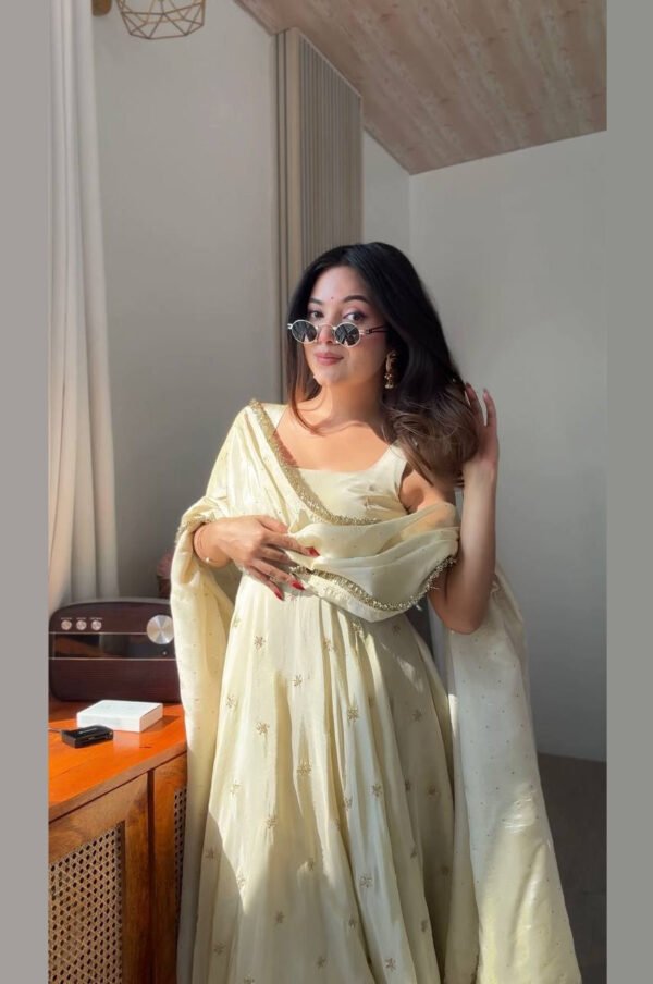 SRK-5325_2.jpg Daisy White Cosmos Anarkali Gown Set